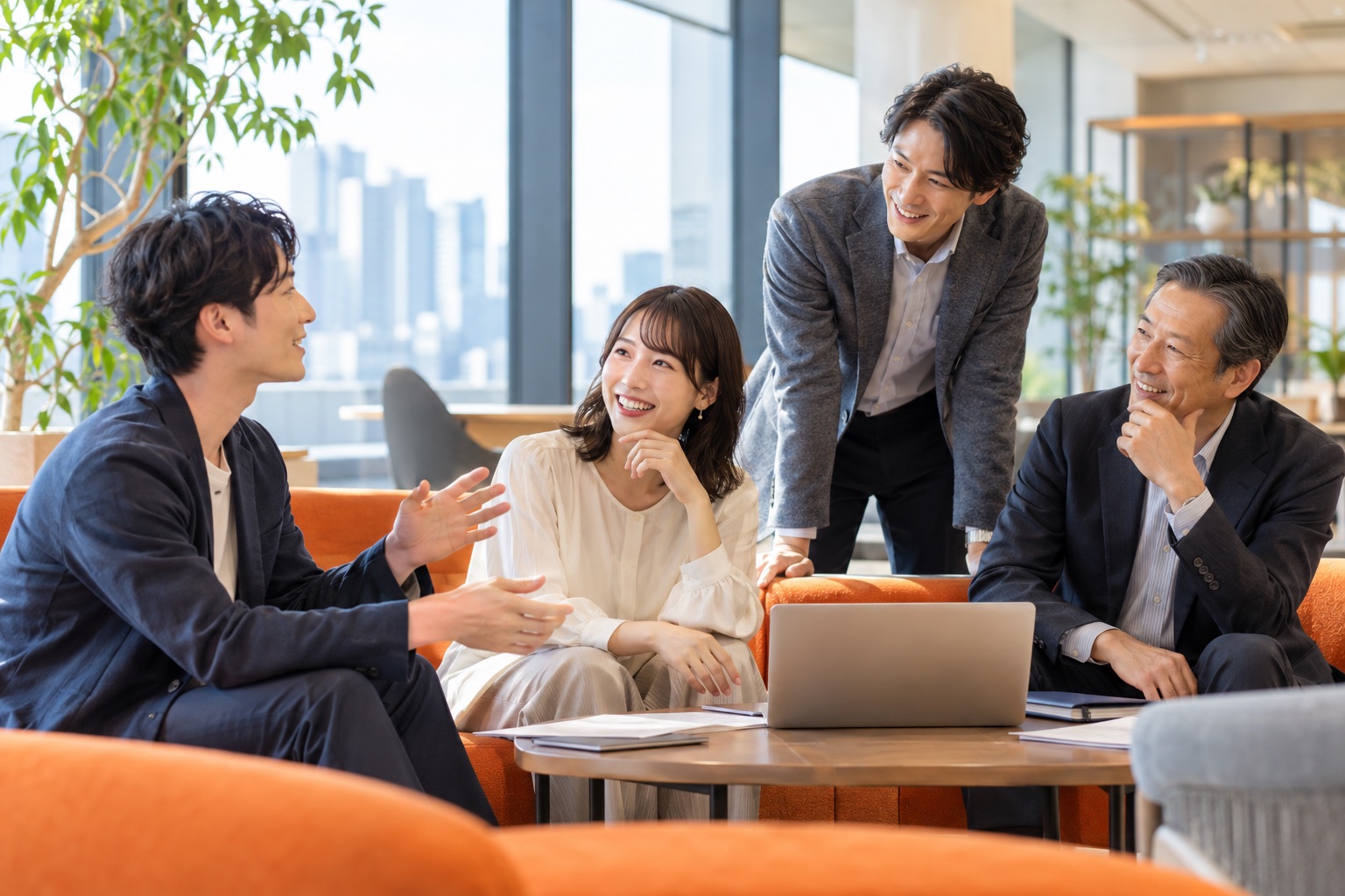 職場で意見を交わす様子