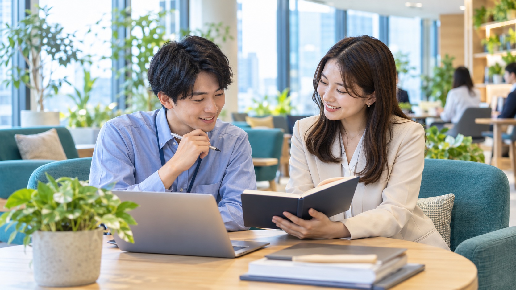 先輩と学びながら働く職場イメージ